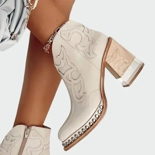 Botas de cuero con bordado